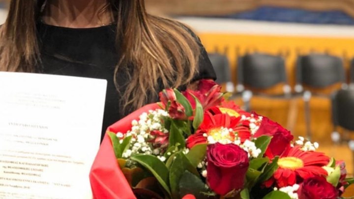 “Πόλεμος” για τα λουλούδια έξω από το ΑΠΘ – Μήνυση από ανθοπώλες για τους πλανόδιους που πουλούν ανθοδέσμες σε ορκωμοσίες