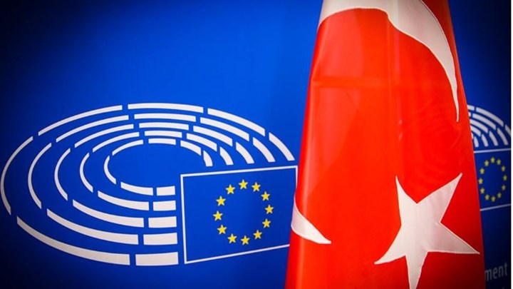 Κομισιόν: Καμία αλλαγή πολιτικής παρά τις δηλώσεις του Τούρκου ΥΠΕΞ για το μεταναστευτικό