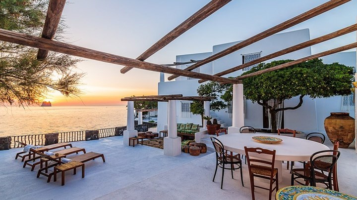 Πωλείται όπως είναι επιπλωμένο – Στο “σφυρί” η υπερπολυτελής βίλα των Dolce & Gabbana στο νησί Στρόμπολι – ΦΩΤΟ