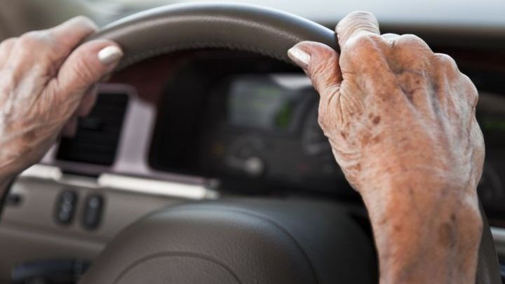 Διπλώματα οδήγησης: Τι θα ισχύει για όσους είναι άνω των 74 ετών – Πώς θα λαμβάνουν πιστοποιητικό καταλληλότητας