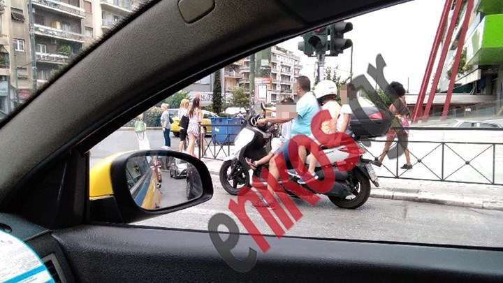 Εγκληματικό τετρακάβαλο στο κέντρο της Αθήνας – Ο πατέρας με τα παιδιά του χωρίς κράνος- ΦΩΤΟ αναγνώστη