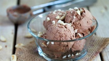 Πώς να εξαφανίσετε τον δύσκολο λεκέ που αφήνει το παγωτό σοκολάτας
