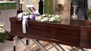 Υπόθεση serial killer της Κύπρου: Σε κλίμα οδύνης το τελευταίο “αντίο” στη Μαρικάρ και τη Μαίρη Ρόουζ – ΦΩΤΟ
