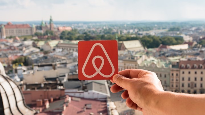 “Σαφάρι” για 35.000 παράνομα Airbnb – Οι κανόνες που εξετάζει το υπουργείο Τουρισμού