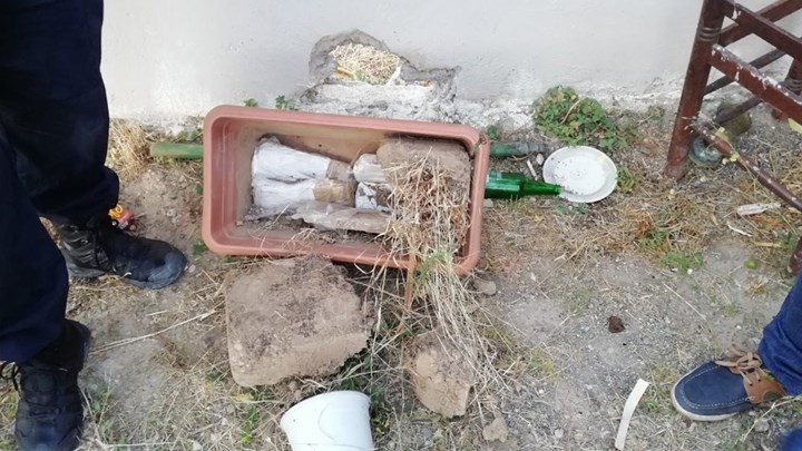 Συλλήψεις σε αστυνομική επιχείρηση στο Μενίδι: Είχαν κρύψει δύο κιλά ηρωίνης σε γλάστρα – ΦΩΤΟ