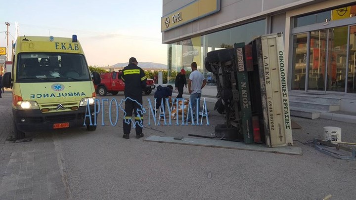 Φριχτός θάνατος σε τροχαίο – Συνοδηγός καταπλακώθηκε από ημιφορτηγό – ΦΩΤΟ