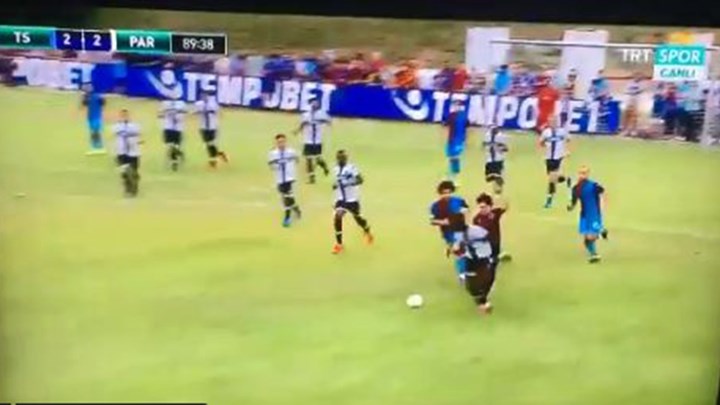 Οπαδός «μπούκαρε» στον αγωνιστικό χώρο κατά τη διάρκεια ματς στην Τουρκία και κυνήγησε ποδοσφαιριστή – ΒΙΝΤΕΟ