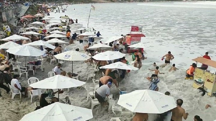 Πανικός σε παραλία της Βραζιλίας – Κύμα σάρωσε τα πάντα – ΒΙΝΤΕΟ