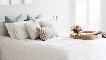 Και όμως γίνεται – Στρώστε το κρεβάτι χωρίς καν να σηκωθείτε – ΒΙΝΤΕΟ