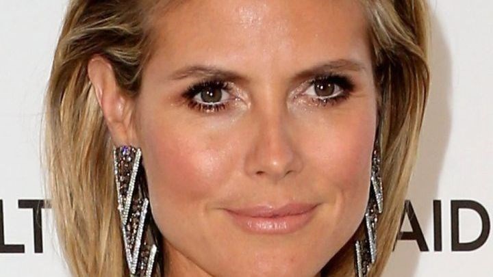 Η Χάιντι Κλουμ ποζάρει στον φακό του συζύγου της στο κρεβάτι – ΦΩΤΟ