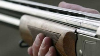 Θείος τράβηξε όπλο κατά ανιψιού στα Καλάβρυτα – Ανθρωποκυνηγητό για τον εντοπισμό του δράστη