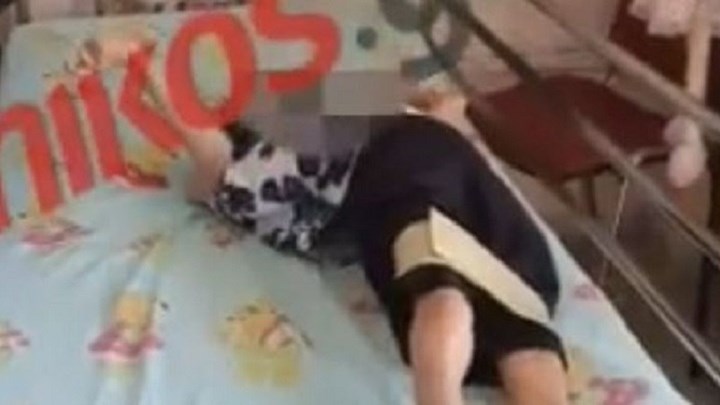 Εικόνες φρίκης στο ΚΕΠΕΠ Λεχαινών – Συνεχίζουν να δένουν με ιμάντες τα παιδιά στα κρεβάτια τους – ΒΙΝΤΕΟ