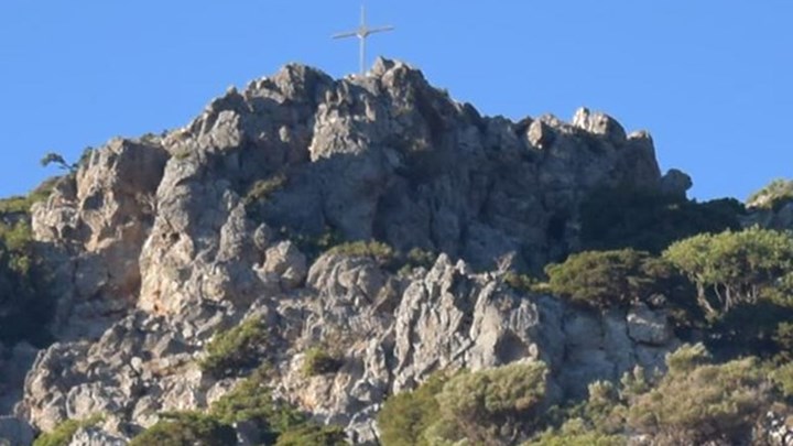 Κουβάλησαν στα χέρια σταυρό 100 κιλών και τον τοποθέτησαν στην κορυφή του βουνού – ΒΙΝΤΕΟ – ΦΩΤΟ