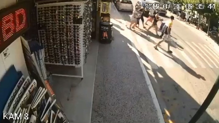 Αυτοκίνητο χτύπησε τουρίστα σε διάβαση στη Ζάκυνθο – ΒΙΝΤΕΟ