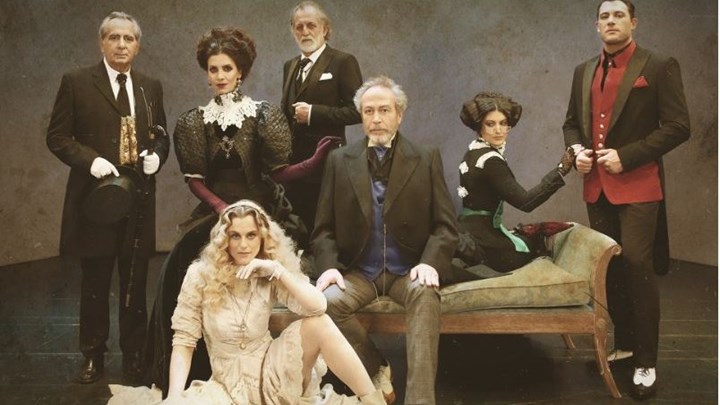 Ο Βαλτινός…γίνεται Σόλνες – Φωτογραφίες από την φιλόδοξη παράσταση που έρχεται στο «Ιλίσια»