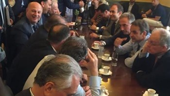 Ο καφές του Μητσοτάκη με βουλευτές και υπουργούς – ΦΩΤΟ
