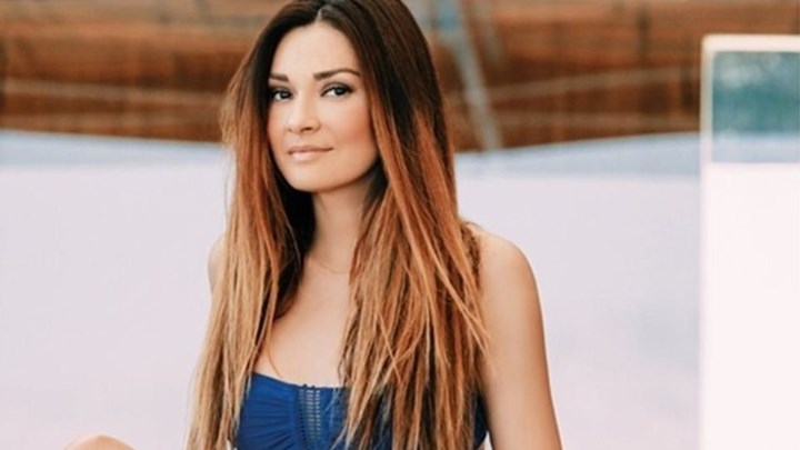 Η Αποστολία Ζώη προκαλεί … εγκεφαλικά με το αποκαλυπτικό της μπούστο – ΦΩΤΟ