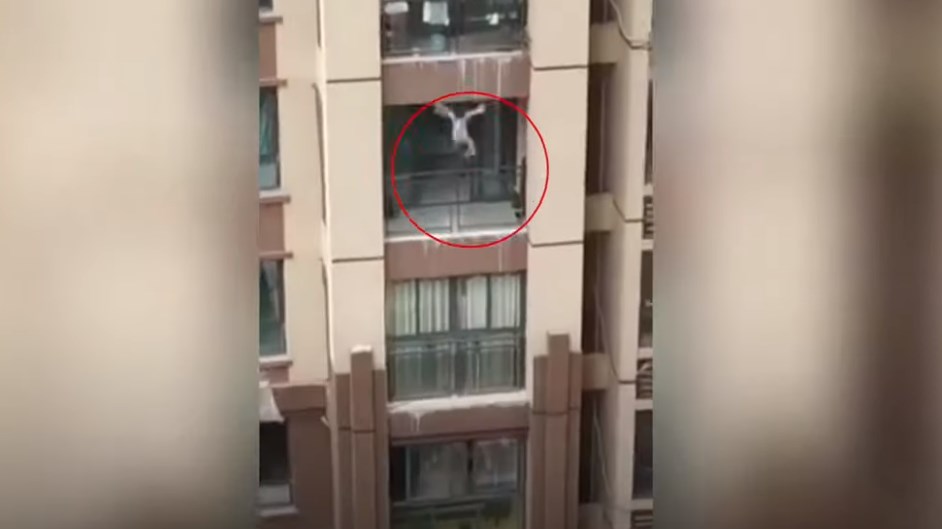 Καρέ – καρέ η πτώση αγοριού από το μπαλκόνι του πέμπτου ορόφου – Πώς τον έσωσαν περαστικοί – ΒΙΝΤΕΟ