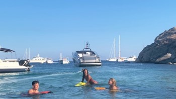 Παιχνίδια στη θάλασσα και ελληνικές λιχουδιές απολαμβάνουν η Μπέλα και η Τζίτζι Χαντίντ – ΦΩΤΟ