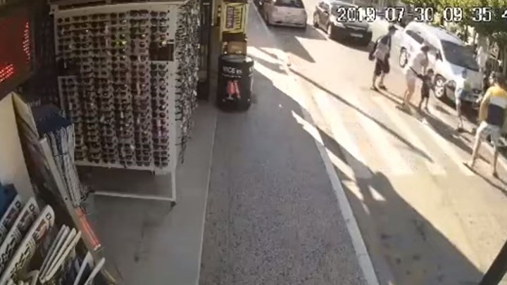 Σοκ από την παράσυρση πεζού στη Ζάκυνθο – Από τύχη δεν τραυματίστηκε παιδί – ΒΙΝΤΕΟ