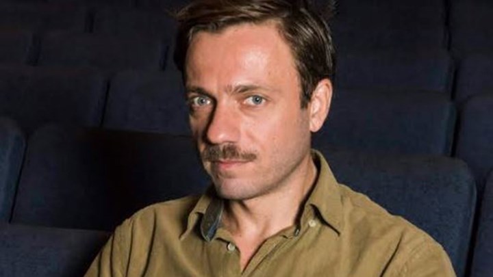 Ο Ψαρουδάκης «ντύνεται» τον ιδιοφυή μαθηματικό Alan Turing με σκηνοθέτη τον Κομνηνό