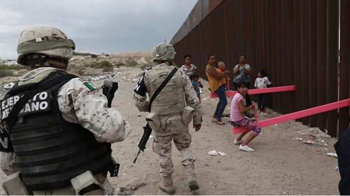 Με Τραμπ-άλες το μήνυμα από τα σύνορα ΗΠΑ – Μεξικό στον Αμερικανό Πρόεδρο – ΦΩΤΟ