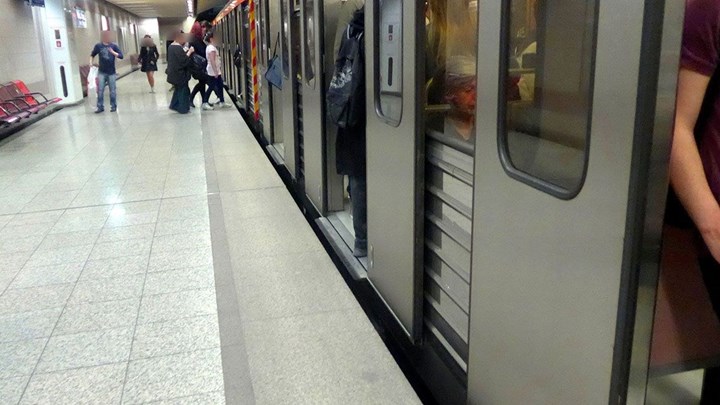 Πάνοπλοι αστυνομικοί σε αποβάθρες και εκδοτήρια του μετρό