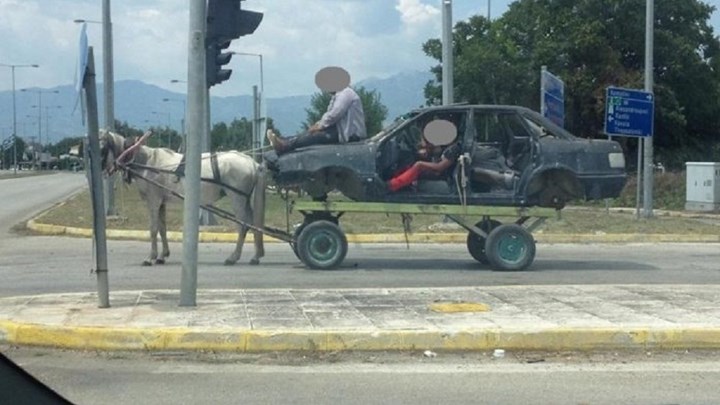 Κομοτηνή: Viral το άλογο που… σέρνει αυτοκίνητο και ο αναβάτης… του καπό – ΦΩΤΟ