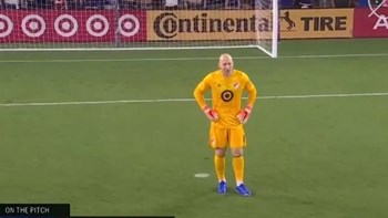 Ένας διαφορετικός αγώνας – Οι παίκτες σχολίαζαν στον τηλεοπτικό αέρα την ώρα που έπαιζαν – BINTEO