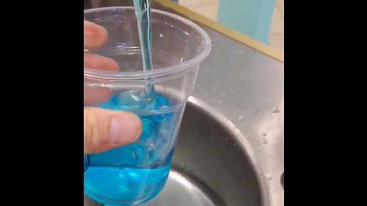 Μπλε… νερό τρέχει από τις βρύσες στον Εύοσμο Θεσσαλονίκης – ΒΙΝΤΕΟ