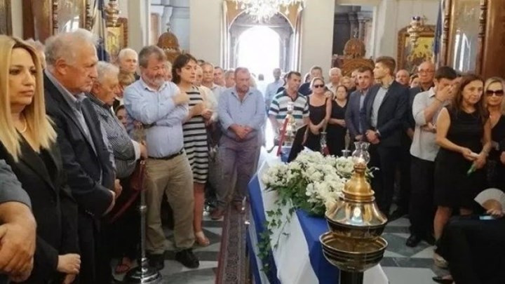 Με τιμές εν ενεργεία δημάρχου κηδεύτηκε ο Μανώλης Σκουλάκης