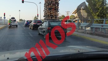 Παλέτες κάνουν… ασκήσεις ισορροπίας στον ουρανό αυτοκινήτου – ΦΩΤΟ αναγνώστη