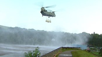 Επιχείρηση “Αμμόσακος” – Σινούκ έριξε 400 τόνους άμμο για να “σώσει” φράγμα στη Βρετανία – ΒΙΝΤΕΟ