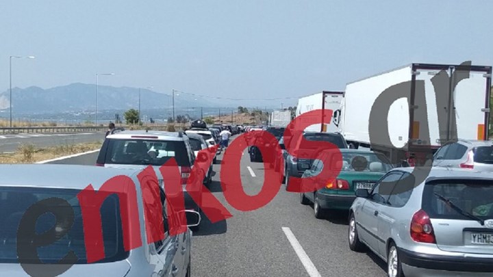 Στις φλόγες τυλίχτηκε αυτοκίνητο στην Αθηνών – Κορίνθου – Μεγάλο μποτιλιάρισμα στο σημείο – ΦΩΤΟ αναγνώστη