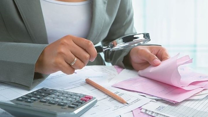 Στο “μικροσκόπιο” της εφορίας 1,2 εκατ. επιτηδευματίες – Πώς θα γίνονται οι έλεγχοι