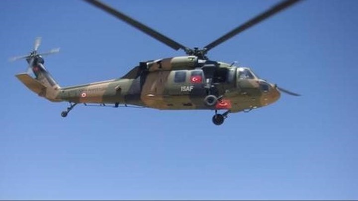 Απτόητοι οι Τούρκοι: Πτήση στρατιωτικού ελικοπτέρου στο Αιγαίο