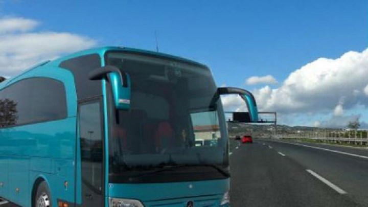 Σκηνές πανικού σε λεωφορείο των ΚΤΕΛ για επιβάτη με μηνιγγίτιδα – Μεταφέρθηκε με ασθενοφόρο στο νοσοκομείο