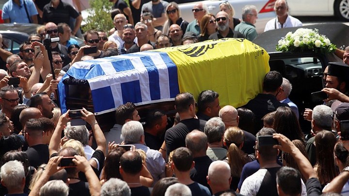 Πλήθος κόσμου στο «τελευταίο αντίο» στον Γιώργο Ποζίδη – ΒΙΝΤΕΟ