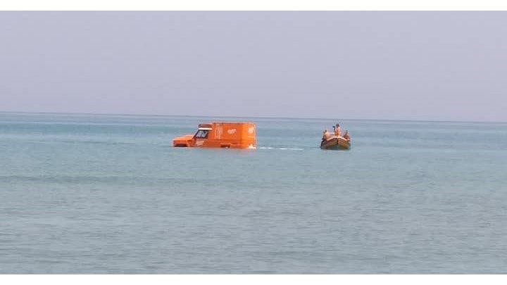 Δεν πίστευαν στα μάτια τους οι λουόμενοι σε παραλία της Κρήτης: Αυτοκίνητο έκανε… μπάνιο – ΦΩΤΟ