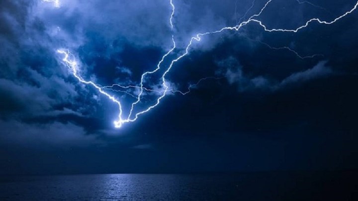 Μεταβολή του καιρού: Καταιγίδες, χαλαζοπτώσεις και 2.100 κεραυνοί σημειώθηκαν το Σάββατο
