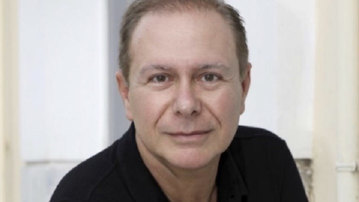 Ο Γιώργος Φρατζεσκάκης δέχεται έναν… Aπρόσκλητο επισκέπτη στο θέατρο Eliart