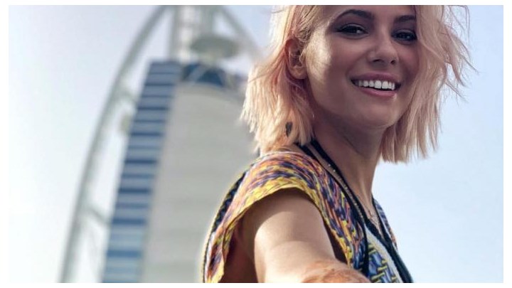 Η Λάουρα Νάργες ποζάρει με σέξι μαγιό πάνω σε γουρούνα – ΦΩΤΟ