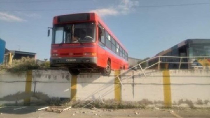 Υποψήφια βουλευτής της ΝΔ καταγγέλλει ότι λεωφορείο του ΟΑΣΘ κρεμάστηκε στο κενό γιατί δεν είχε φρένα – Τι απαντά η διοίκηση του Οργανισμού – ΦΩΤΟ