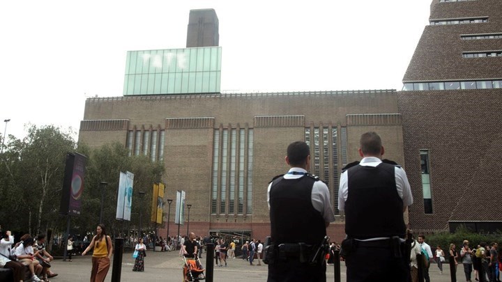 Κατηγορείται για απόπειρα ανθρωποκτονίας ο 17χρονος που έσπρωξε 6χρονο από τον 10ο όροφο πινακοθήκης