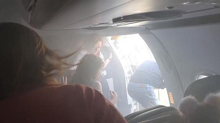 Πανικός στον αέρα για 175 επιβάτες – Η καμπίνα του αεροπλάνου γέμισε καπνό – ΦΩΤΟ – ΒΙΝΤΕΟ