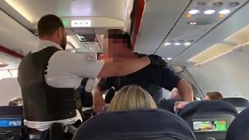 Αναγκαστική προσγείωση λόγω… κακής συμπεριφοράς – ΒΙΝΤΕΟ