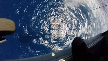 Συγκλονιστική διάσωση χειριστή φουσκωτού που έπεσε στη θάλασσα και αγνοείτο – ΒΙΝΤΕΟ