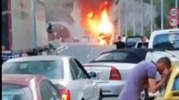 Συναγερμός στην Κοζάνη: Τουριστικό λεωφορείο τυλίχθηκε στις φλόγες – ΒΙΝΤΕΟ