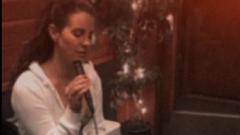 Ένα τραγούδι για τα θύματα του Οχάιο και του Ελ Πάσο από τη Λάνα ντελ Ρέι – ΒΙΝΤΕΟ