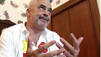 Ξυπόλητος και με σορτσάκι έδωσε συνέντευξη ο Έντι Ράμα – ΦΩΤΟ